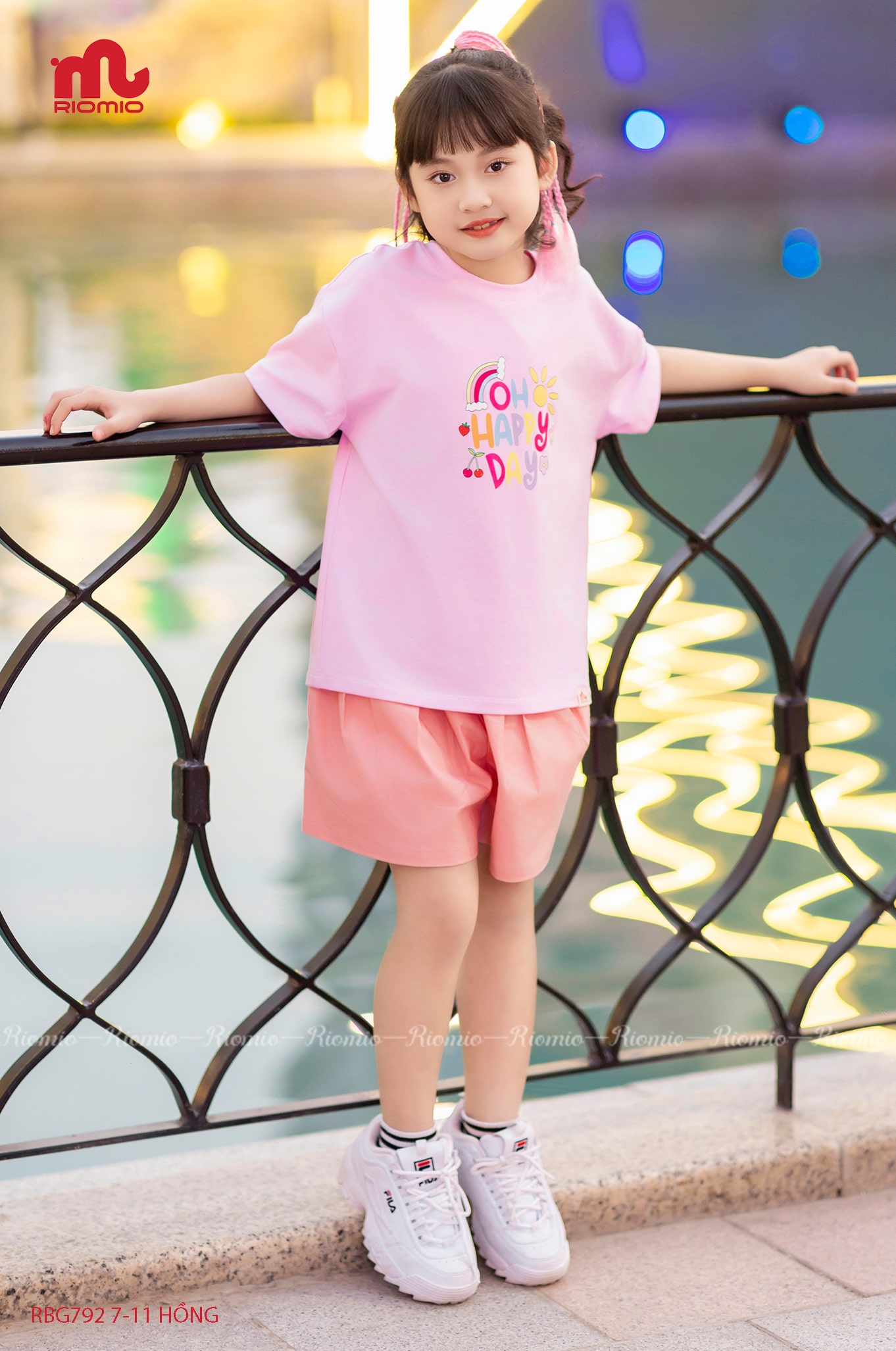 Set áo cotton in chữ happy day quần kaki xếp ly bé gái 7–11 tuổi