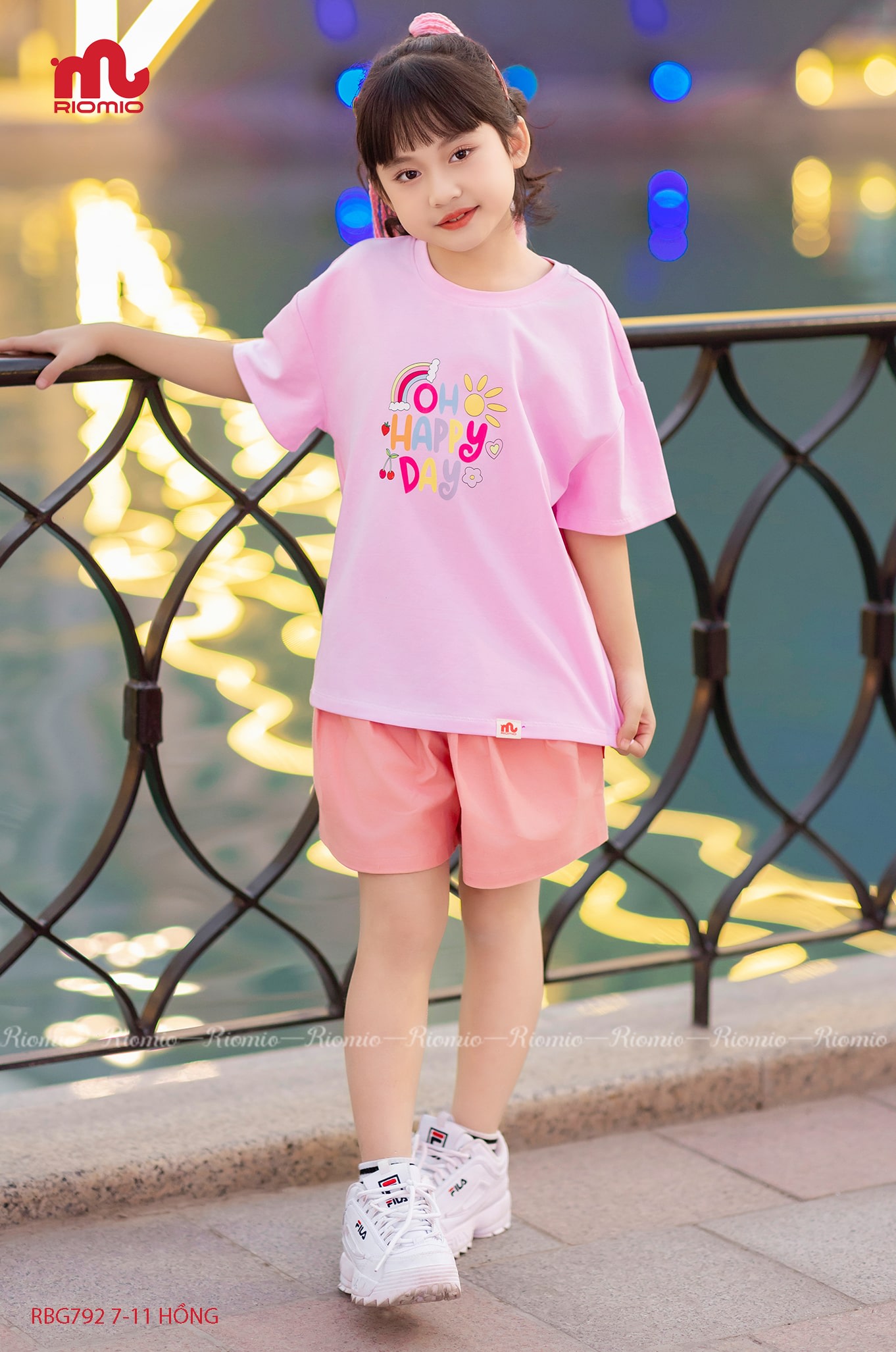 Set áo cotton in chữ happy day quần kaki xếp ly bé gái 7–11 tuổi