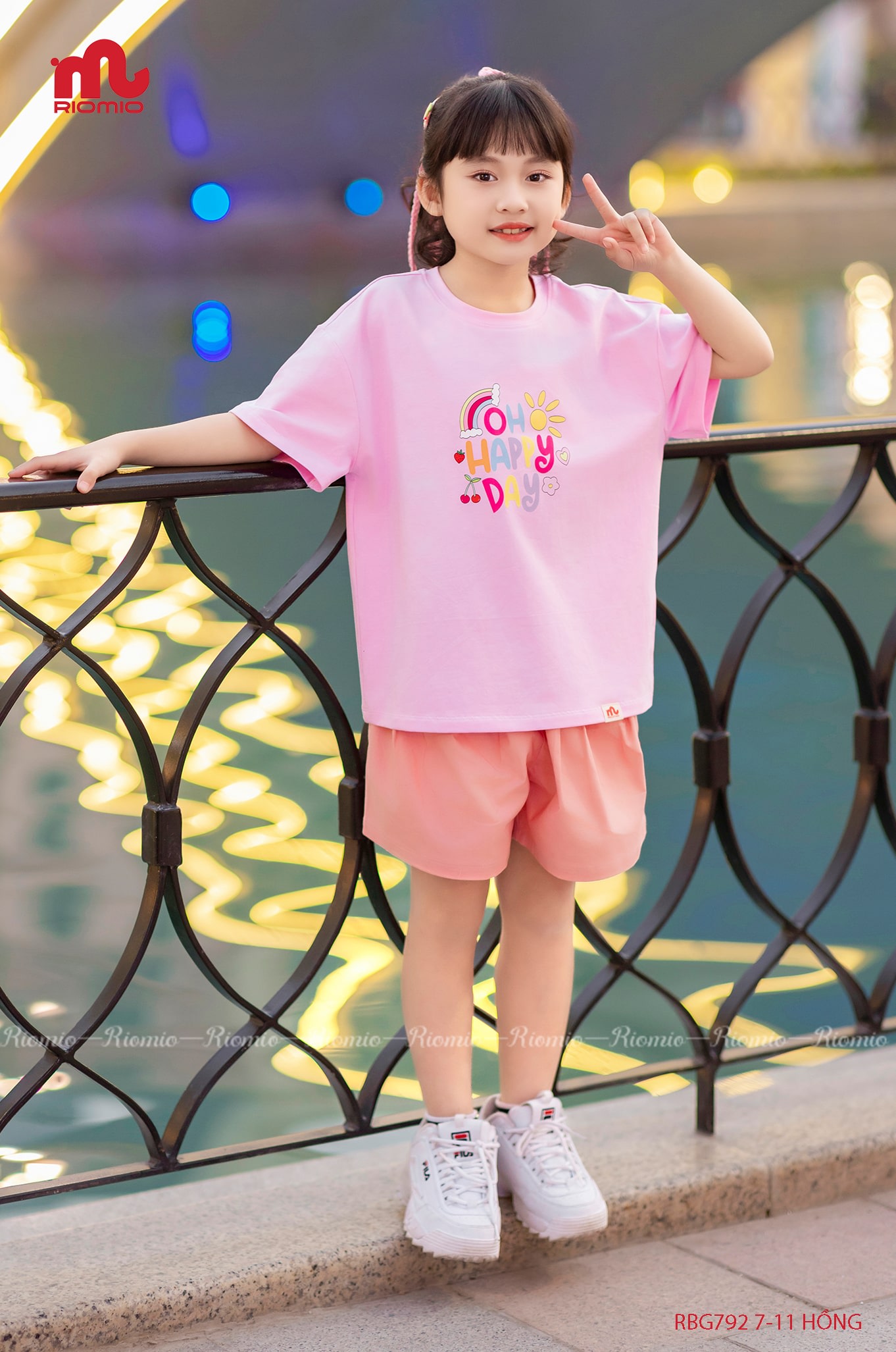 Set áo cotton in chữ happy day quần kaki xếp ly bé gái 7–11 tuổi