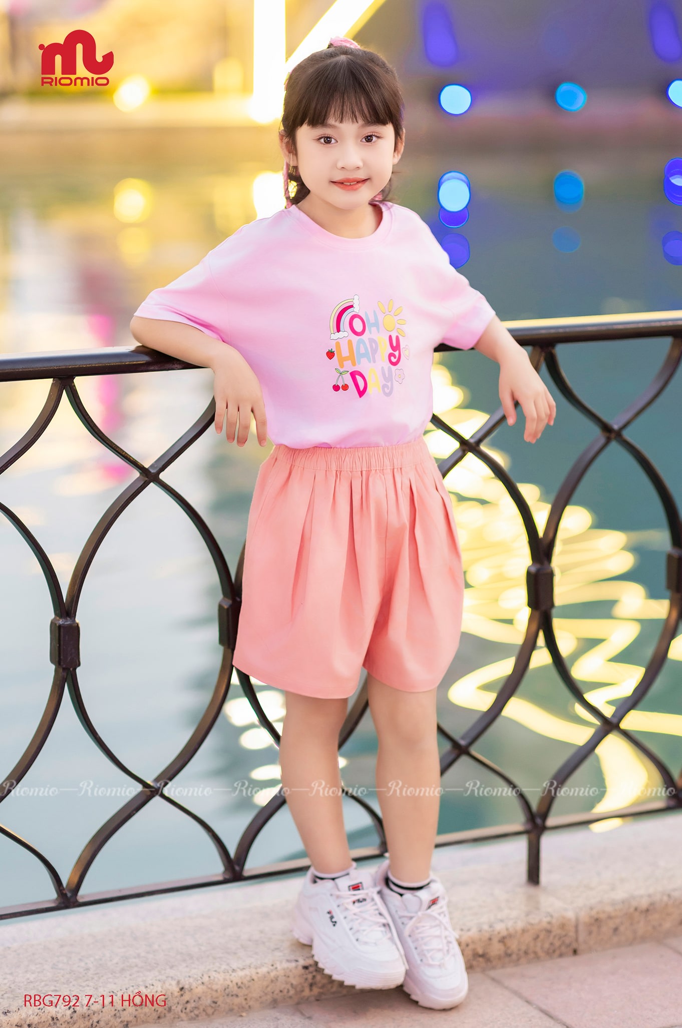Set áo cotton in chữ happy day quần kaki xếp ly bé gái 7–11 tuổi