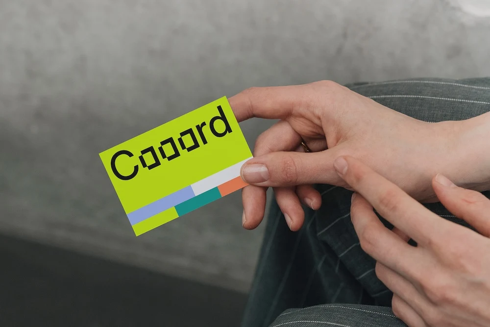 mockup cartão de visita segurando a mão