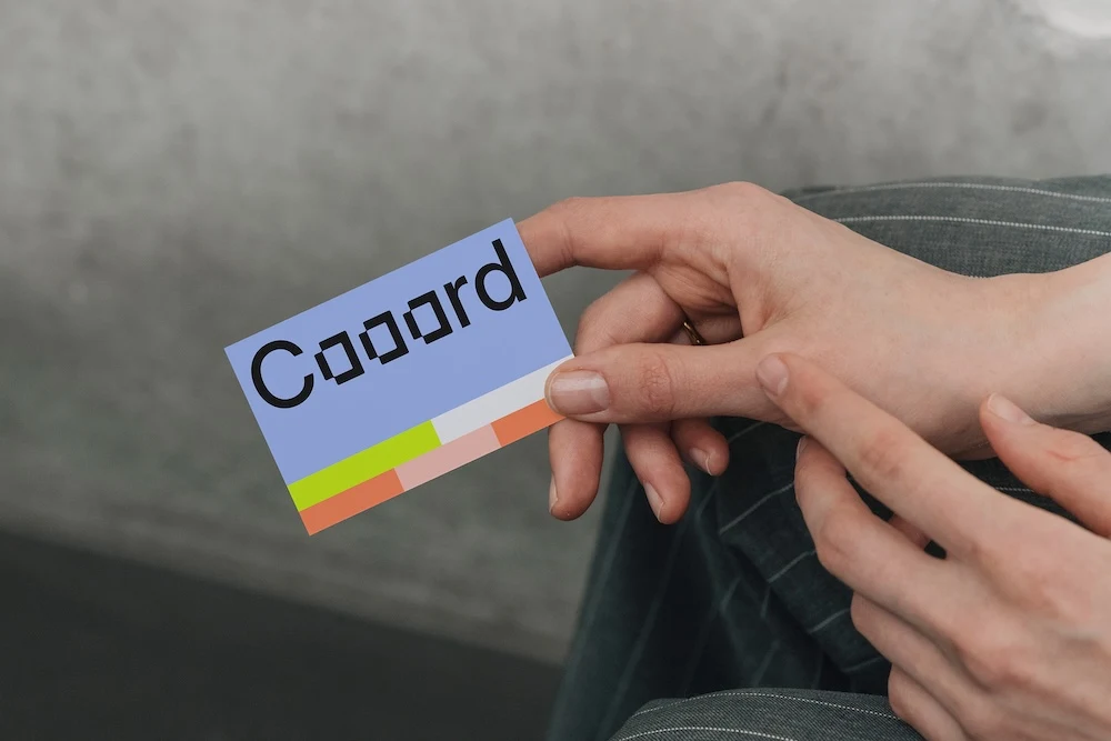 mockup cartão de visita segurando a mão