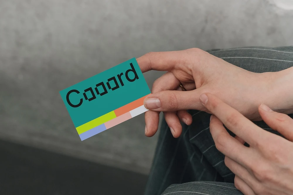 mockup cartão de visita segurando a mão