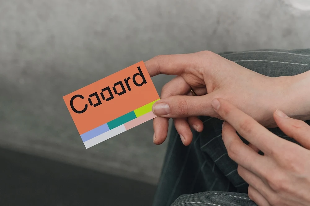 mockup cartão de visita segurando a mão