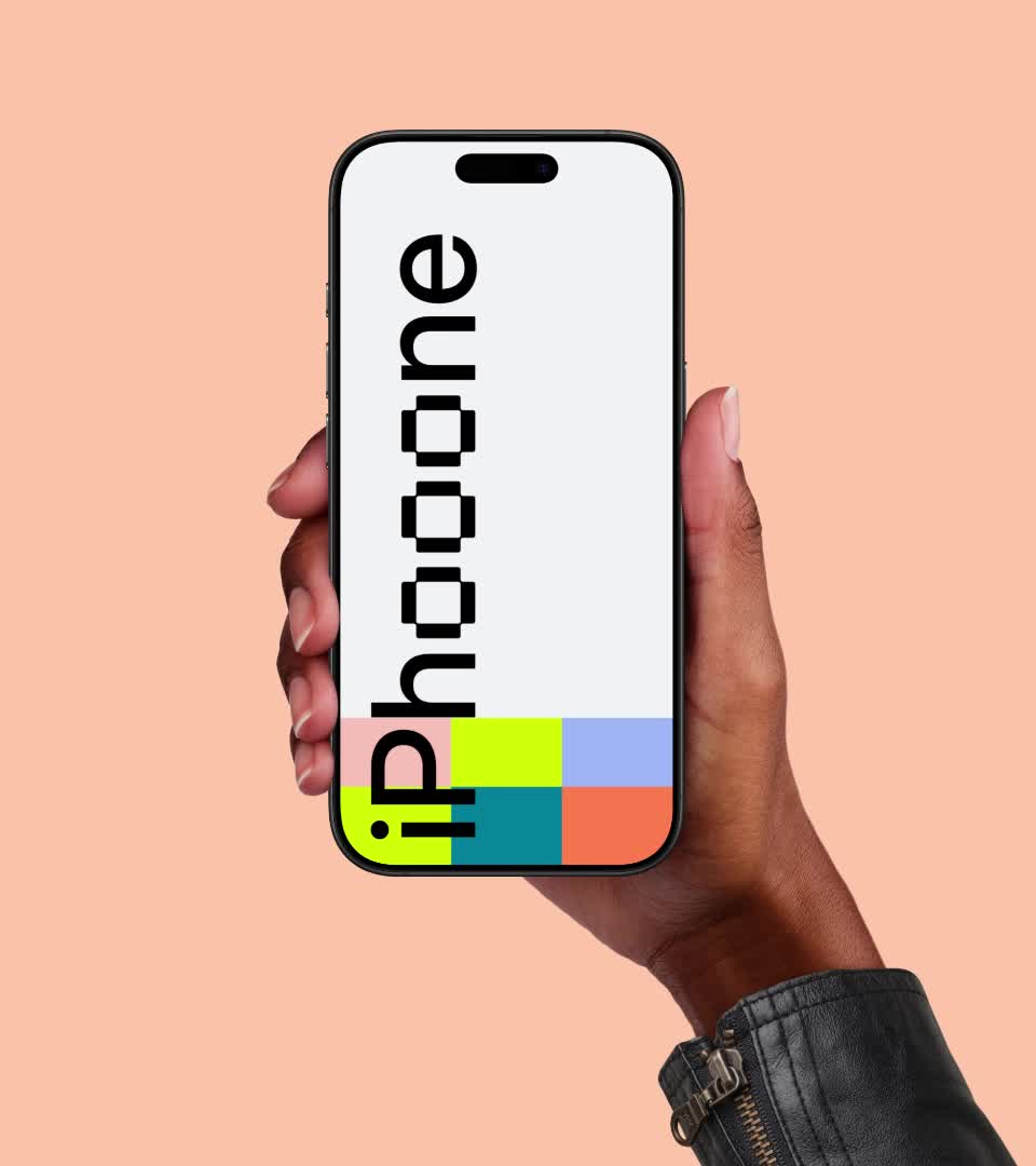 Modelos de mockups diversos con manos de diferentes edades y orígenes étnicos representando a todos