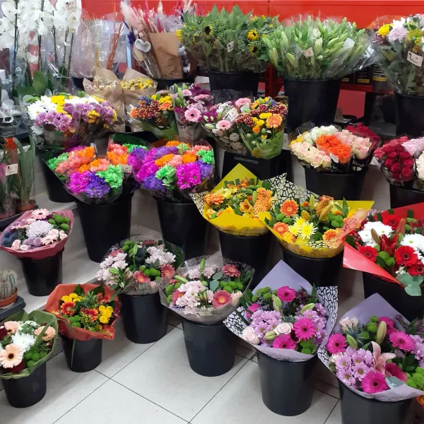 🌸✨ Laat je betoveren door onze bloemenafdeling!