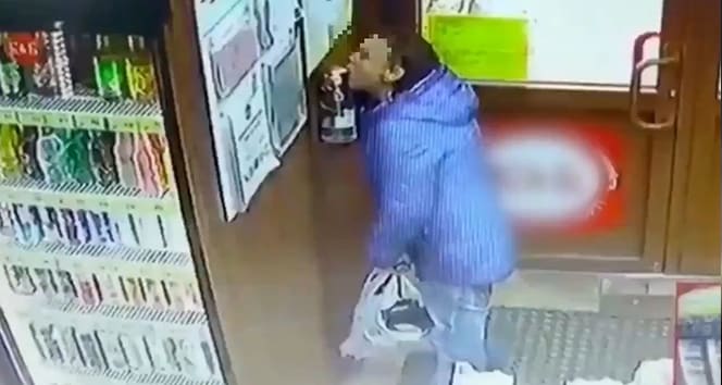 Rusya’da market müşterisi su içer gibi dezenfektan içti