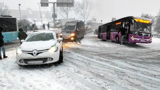 İstanbul’da kar aniden bastırdı, araçlar yolda kaldı!