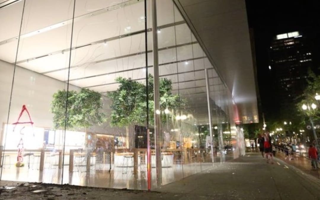 Apple Store’larda yağma endişesi mağazalar kapatıldı.