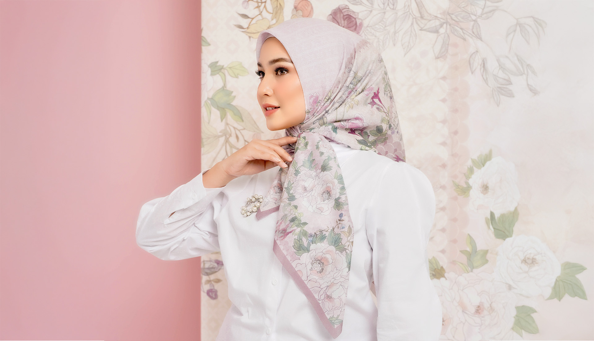 wanita memakai hijab trend 2025 dengan motif printing