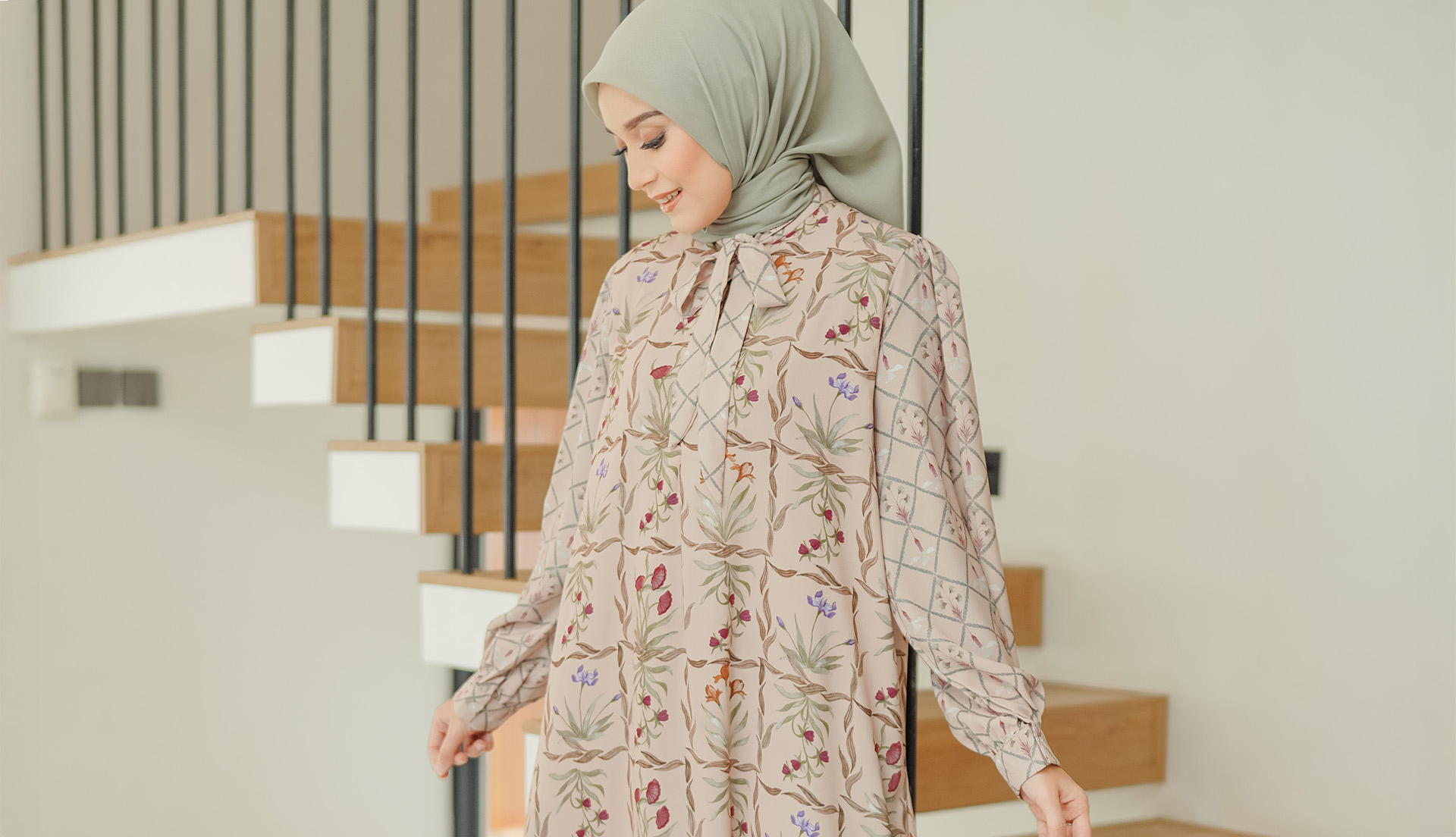 wanita memakai kaftan untuk ide bisnis fashion