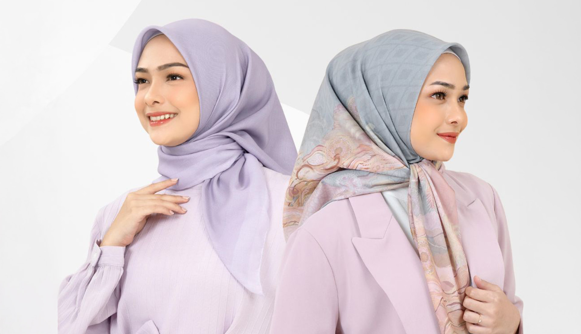 wanita memakai hijab motif dan hijab polos