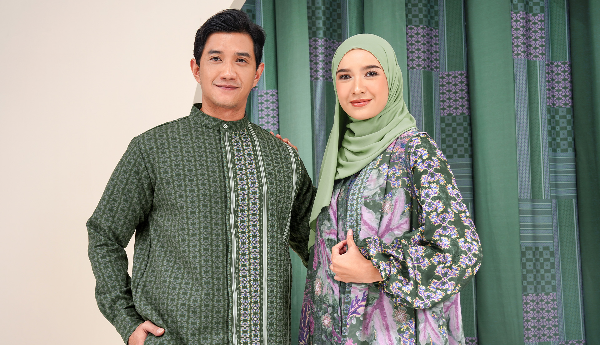 pasangan memakai pakaian printing