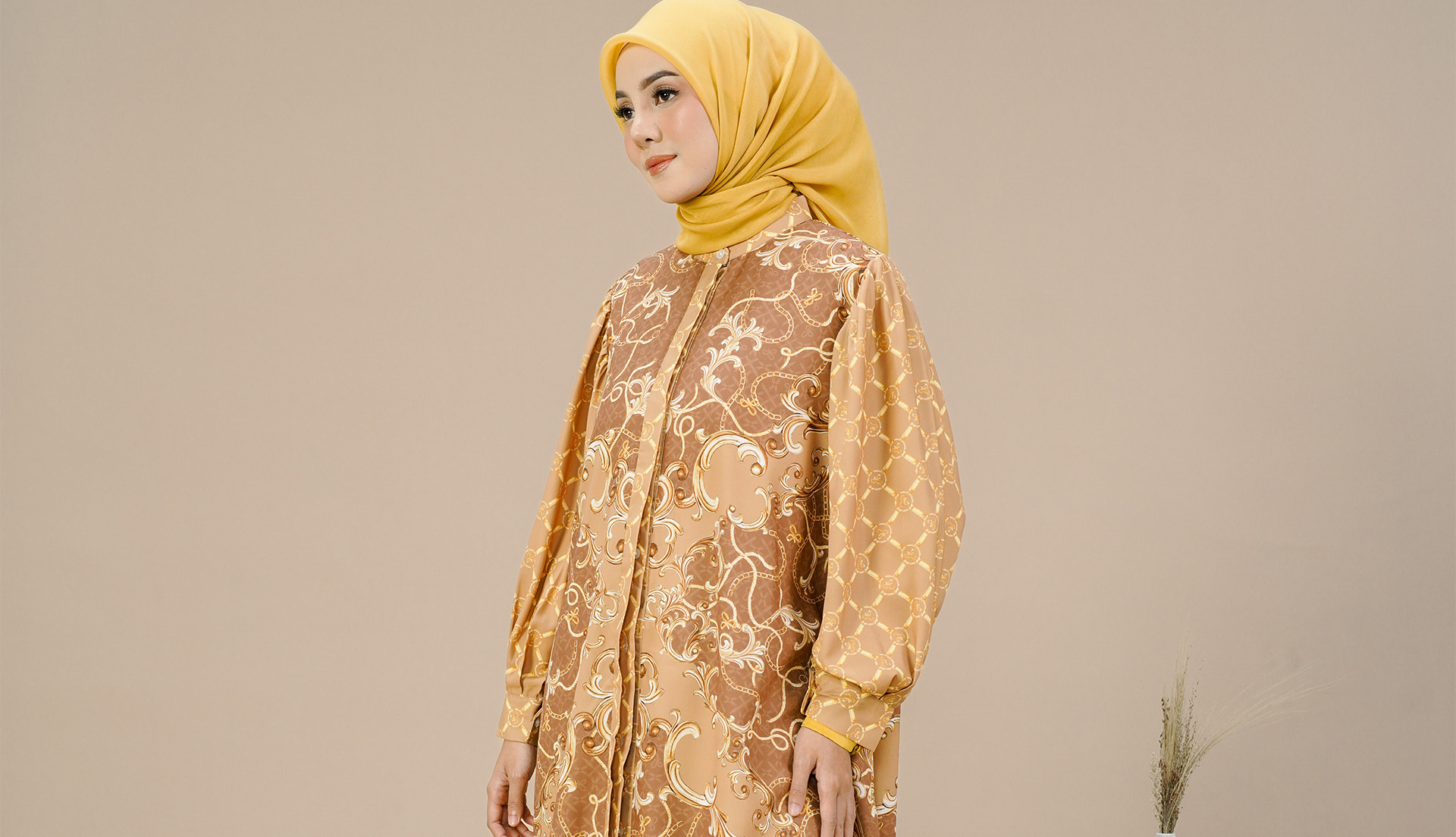wanita memakai abaya printing
