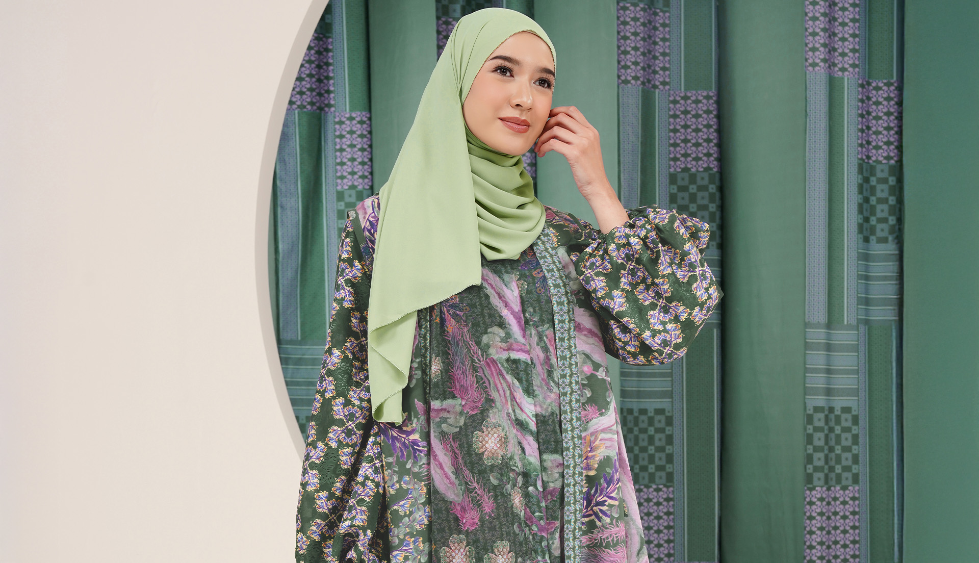 wanita memakai baju butik muslimah printing