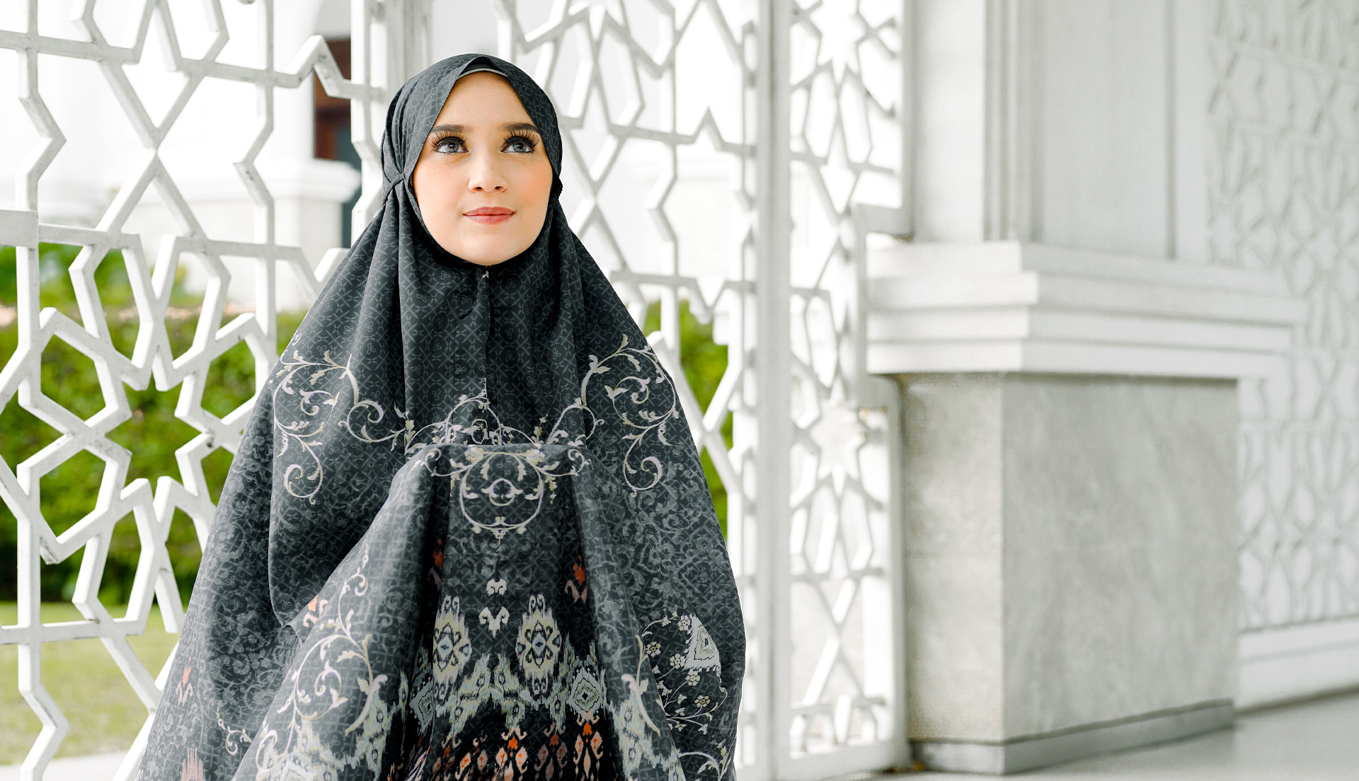wanita memakai mukena printing