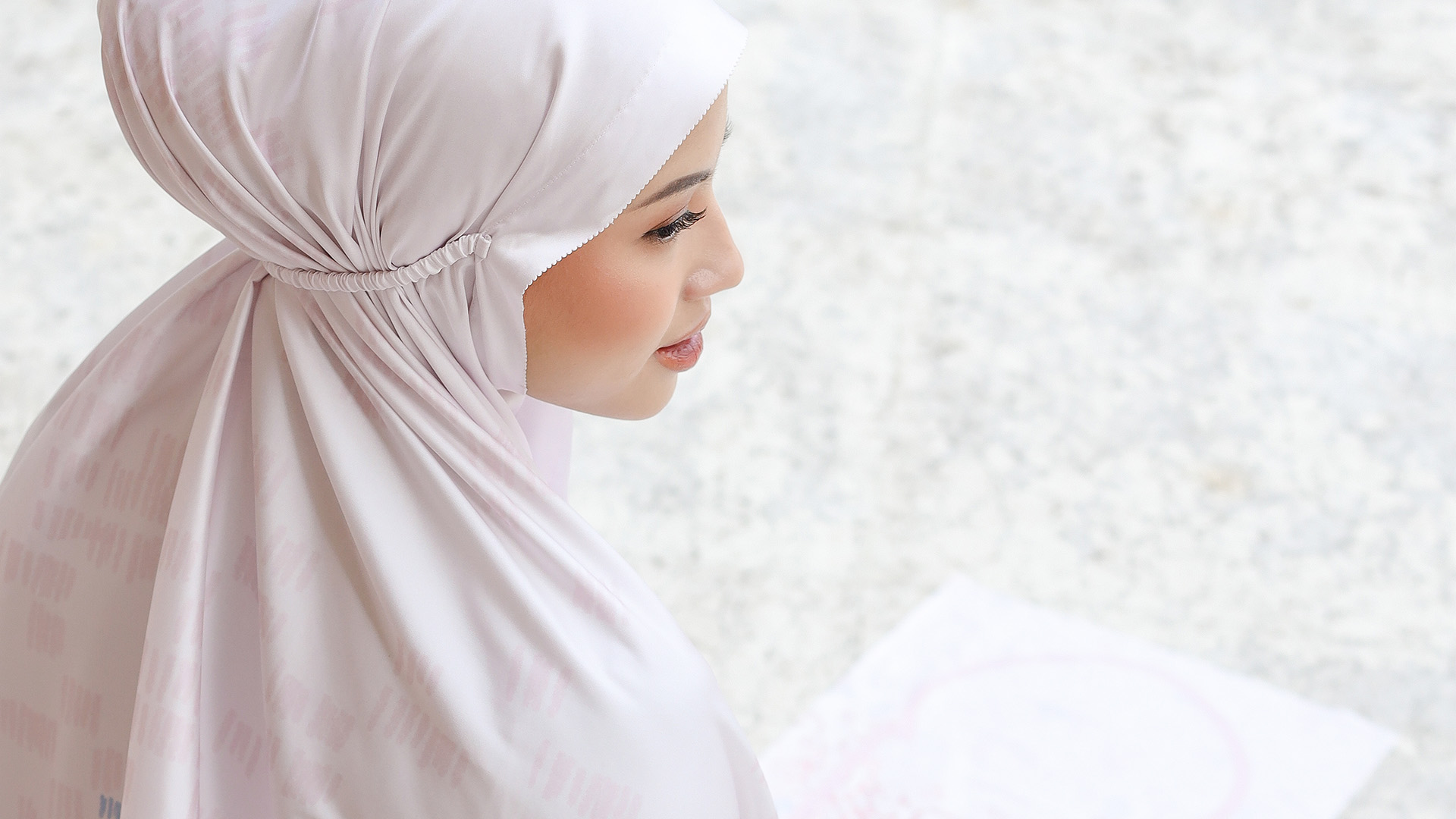 wanita memakai mukena printing