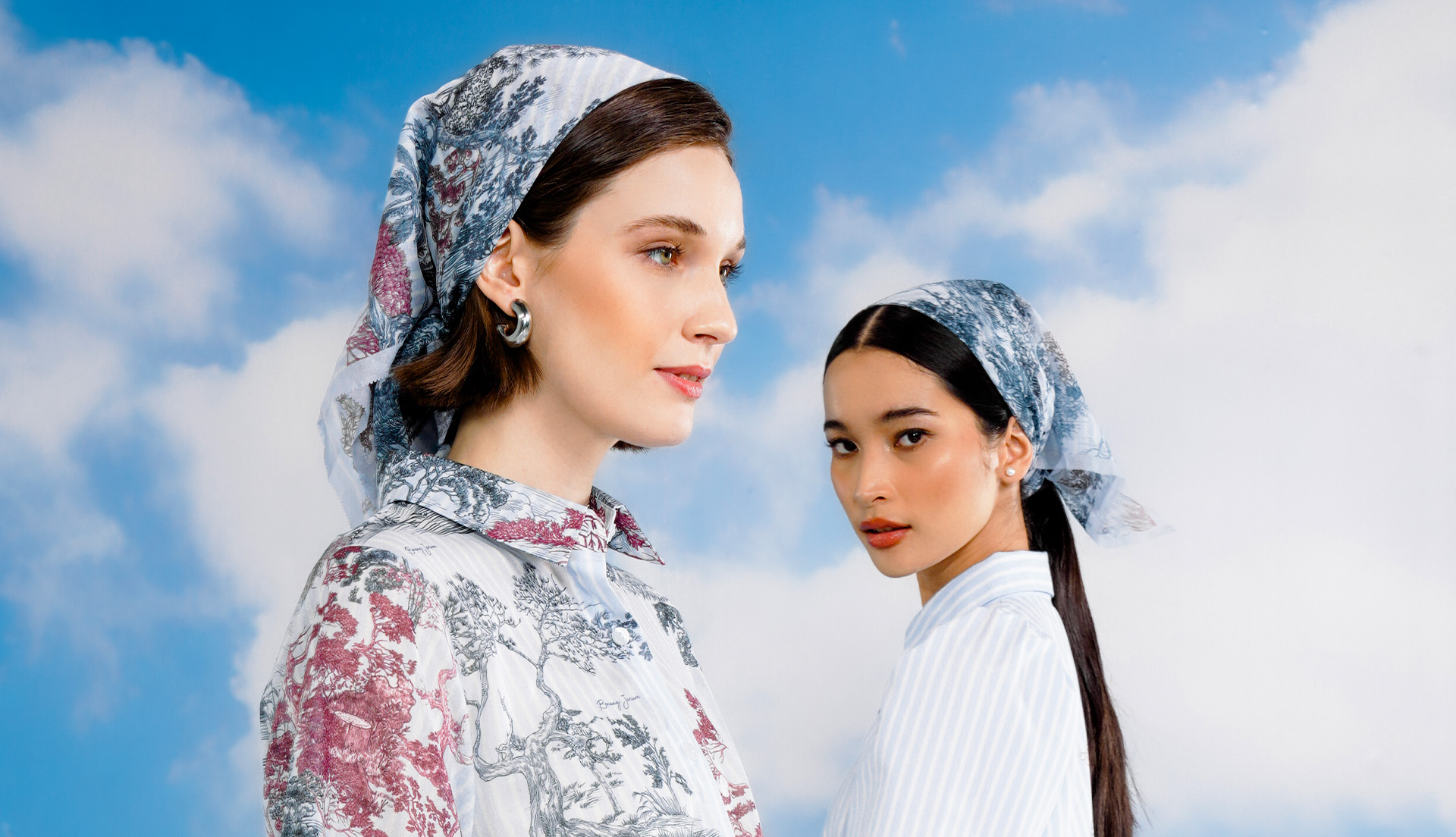 dua wanita memakai scarf di kepala