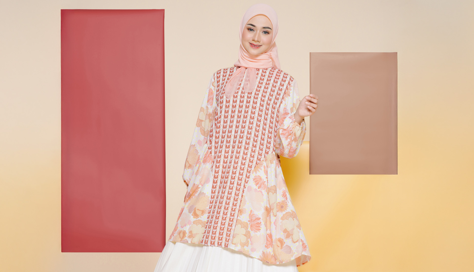 wanita memakai mukena ukuran standar