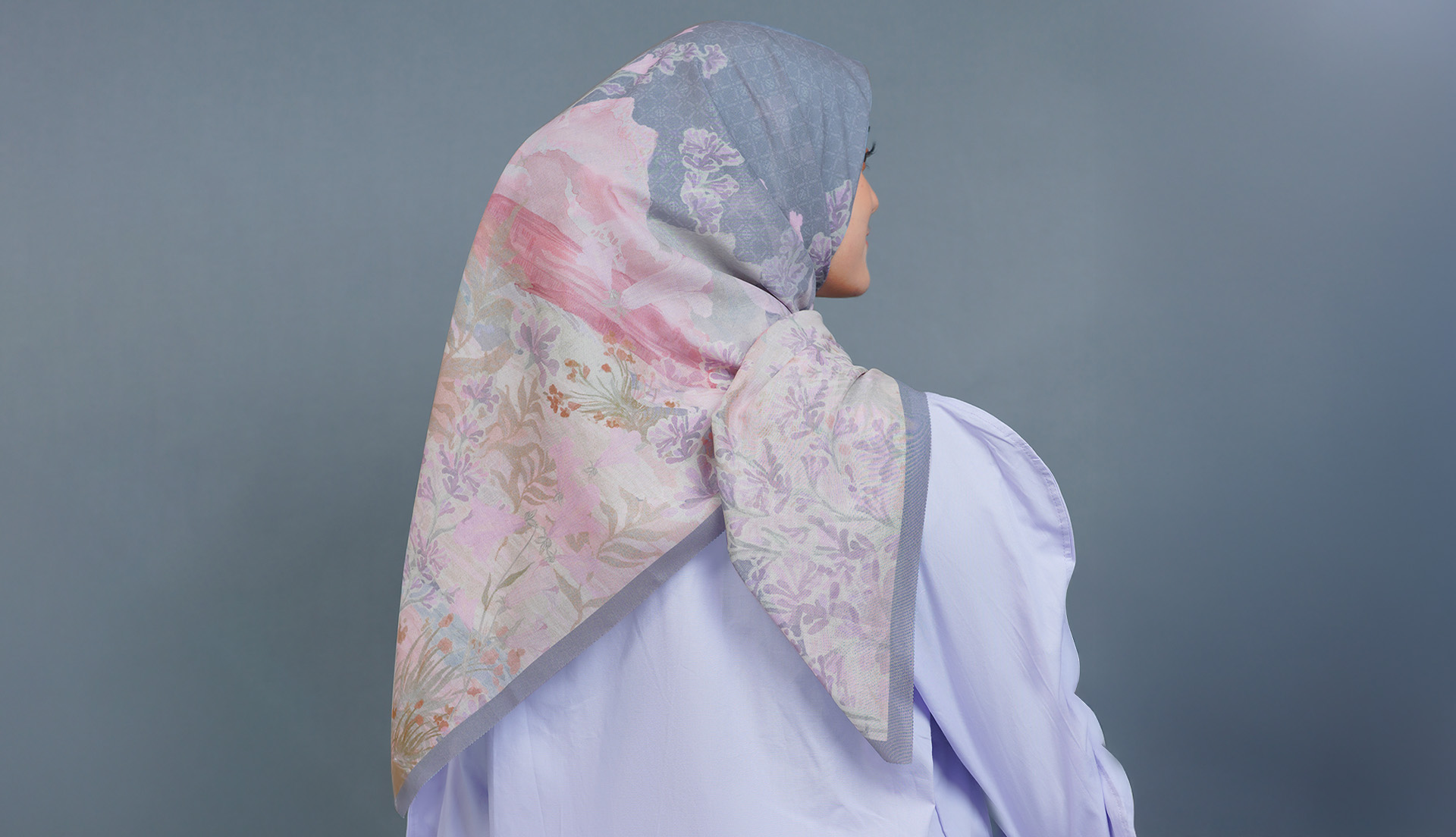 wanita memakai hijab printing premium