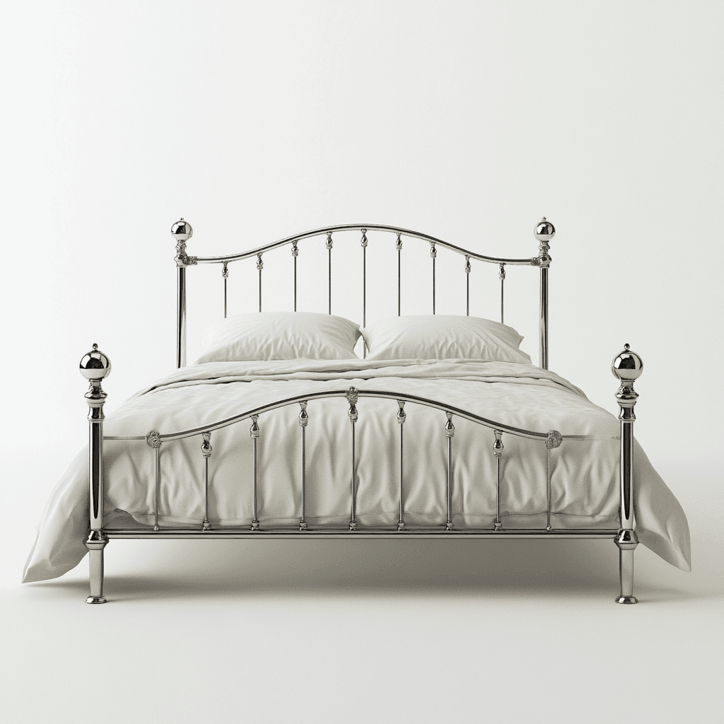 Ein Bett mit silbernem, schmiedeeisernem Rahmen und zwei weißen Kissen auf weißer Unterlage.