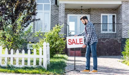 man selling house spi jou2ht