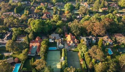 suburbs property tennis court spi e2l6be