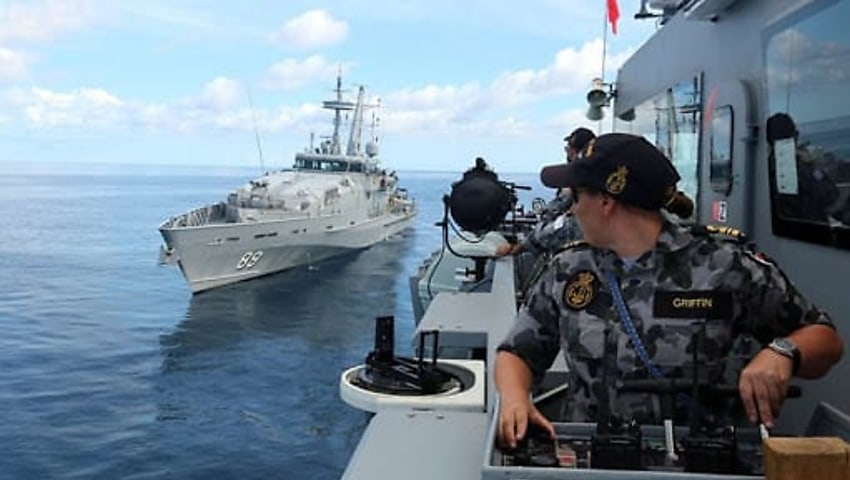 Ararat and Maitland conduct seamanship training upon rendezvous near Tiwis