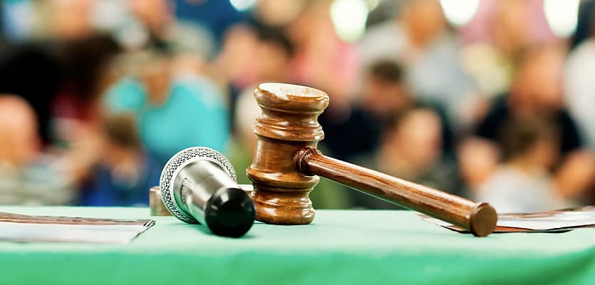 auction gavel crowd reb ie6mkd
