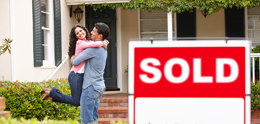 couple sold sign home reb aqeay8