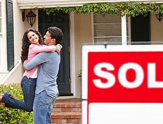 couple outside house reb ohkmyh