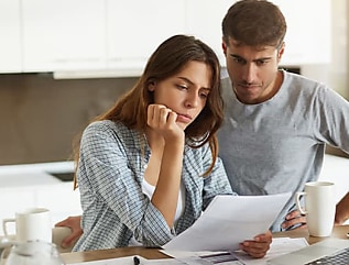 worried young couple reb ps5wlc