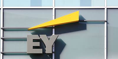EY sign building NEW lw f1hcgh