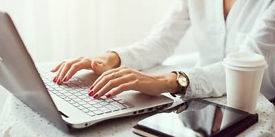 businesswoman laptop lw