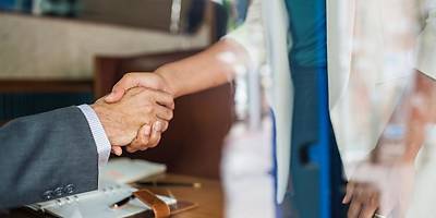 handshake woman lw 1