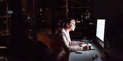 woman employee overtime lw w4k1wk