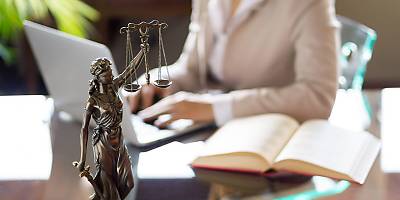 woman lawyer lw zb4uq9