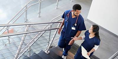 young doctors talking lw sz7ury