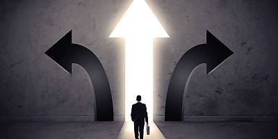 businessman arrows paths spi sgalfi