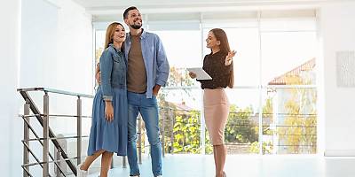 female real estate agent spi