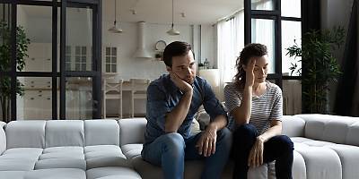 unhappy couple house spi vilr1y