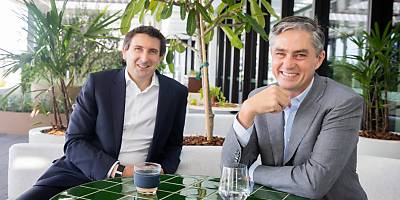 chris wyke julian biggins ta ow7tid