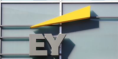 EY building sign ad ywz6uw
