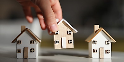 property houses hand ad at f8wavb