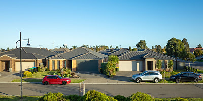 suburban houses ad dfyyxt