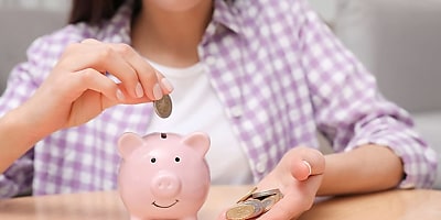 young woman saving money ad w8tq8v