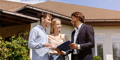 couple buying house agent bd q5fpbx