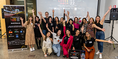 Helena She Loves Tech fxlpyz