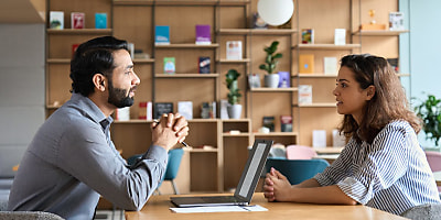 boss employee talk hr uyderq