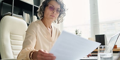 female boss reading hr dxkf81